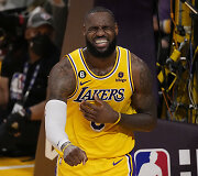 3-5. LeBronas Jamesas (&bdquo;Los Angeles Lakers&ldquo;) &ndash; 47,6 mln. JAV dolerių