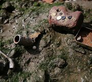 Temzės upės purve lobių ie&scaron;kantys britai džiaugiasi rastais objektais