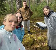 VU studentai praktikos metu &scaron;alia Puvočių (Varėnos raj.) aptiko kontrabandinių cigarečių krovinį