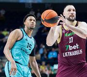 Treshawn Thurman, Gediminas Orelikas