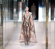 &bdquo;Fendi&ldquo; 2021 m. pavasario ir vasaros auk&scaron;tosios mados kolekcijos modelis: Christy Turlington