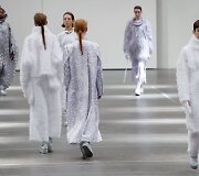 &bdquo;Issey Miyake&ldquo; 2020&ndash;2021 m. rudens ir žiemos kolekcijos modelis