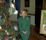 JAV pirmoji ponia Hillary Clinton žiniasklaidos atstovams demonstruoja Baltųjų rūmų kalėdinius papuo&scaron;imus