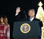 Prezidentas Donaldas Trumpas su žmona Melania įžiebė pagrindinę JAV Kalėdų eglę