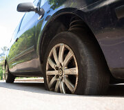 Duobėje įstrigęs automobilio ratas