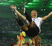Futbolininkas Bastianas Schweinsteigeris pagerbiamas po rungtynių