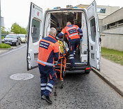 Greitosios medicinos pagalbos darbuotojai suteikia pagalbą Vilniaus Žvejų gatvėje automobilio partrenktam vaikui