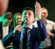 Volodymyro Zelenskio komanda ir žurnalistai laukia rezultatų