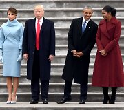 Melania ir Donaldas Trumpai bei Barackas ir Michelle Obamos