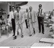 Frankas Sinatra su savo apsaugininkais