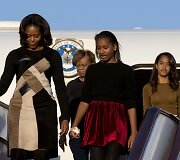Michelle Obama su mama Marian Robinson bei dukromis Sasha ir Malia Pekine