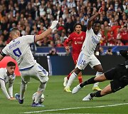 Čempionų lygos finalas: &bdquo;Liverpool&ldquo; &ndash; Madrido &bdquo;Real&ldquo;. Karimas Benzema smūgiavo, bet įvartis nebuvo įskaitytas.