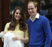 Kembridžo hercogienė Catherine ir princas Williamas su dukra