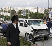 Palestinietis Jeruzalėje savo mikroautobusą nukreipė būrį žmonių.