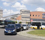 Autobusai nepravažiuoja dėl stovinčių automobilių