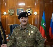 Adamas Kadyrovas (de&scaron;inėje) apdovanotas Karačiajų Čerkesijos ordinu