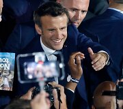 Emmanuelis Macronas &scaron;venčia pergalę rinkimuose