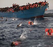 Gelbėjami migrantai i&scaron; Eritrėjos Viduržemio jūroje