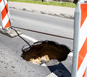 Rasų gatvėje atsivėrusi smegduobė