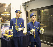 Svečius aptarnavo originaliomis &bdquo;Venice Simplon&ndash;Orient&ndash;Express&ldquo;uniformomis vilkintys vyrai 