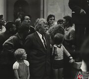 Pirmasis vie&scaron;as Lietuvos laisvės lygos (LLL) mitingas, skirtas paminėti 1941 m. masinių trėmimų į Sibirą aukas. Pirmoje eilėje viduryje &ndash; LLL įkūrėjas ir lyderis Antanas Terleckas. Vilnius, Gedimino (dabar &ndash; Katedros) aik&scaron;tė. 1988 m. birželio 14 d.