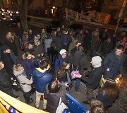 De&scaron;imtys jaunuolių Vilniuje prie ambasados i&scaron;rei&scaron;kė paramą Ukrainos protestuotojams.