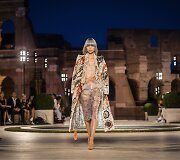 &bdquo;Fendi&ldquo; kolekcijos &bdquo;Romani&scaron;kumo au&scaron;ra&ldquo; modelis
