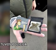 Klaipėdos teisėsaugininkai su įkalčiais sulaikė jaunuolį įtariamą platinusį narkotines medžiagas