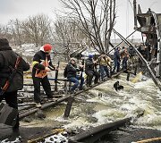 Ukrainiečių perduodami ginklai, rusijos pajėgoms susprogdinus tiltą