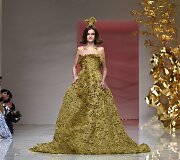 &bdquo;Guo Pei&ldquo; 2016 m. pavasario-vasaros kolekcijos modelis