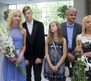 Vilijos Pilibaitytės-Mios sūnus Matas (antras i&scaron; kairės) ir jos sesuo Vilma Tarabildienė (de&scaron;inėje)