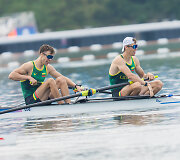 Domantas ir Dovydas Stankūnai irkluoja Paryžiaus olimpinių žaidynių B finale