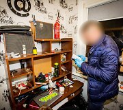 Kriminalinė policija atlieka kratą