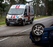 Kelyje Barčiai &ndash; Varėna nuo kelio nulėkė ir apvirto automobilis