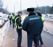 Tarptautinės Antikorupcijos dienos i&scaron;vakarėse Vilniuje surengta akcija &bdquo;Ky&scaron;is i&scaron;purvina&ldquo;