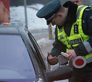 Tarptautinės Antikorupcijos dienos i&scaron;vakarėse Vilniuje surengta akcija &bdquo;Ky&scaron;is i&scaron;purvina&ldquo;