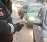 Tarptautinės Antikorupcijos dienos i&scaron;vakarėse Vilniuje surengta akcija &bdquo;Ky&scaron;is i&scaron;purvina&ldquo;