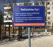 Lentos su įspėjimais vaikų žaidimų aik&scaron;telėse