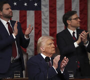 Donaldas Trumpas, J.D.Vance'as, Mike'as Johnsonas