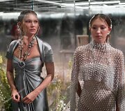 &bdquo;Fendi&ldquo; 2021 m. pavasario ir vasaros auk&scaron;tosios mados kolekcijos modelis: Kate ir Lila Moss