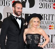 Kylie Minogue ir Joshua Sasse