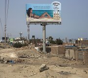 Ry&scaron;kus kontrastas tarp reklamų ir nykaus Peru peizažo