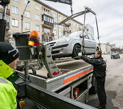 I&scaron;vežami sostinės gatves trukdantys valyti automobiliai