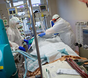 Medikai, kovojantys su koronavirusu