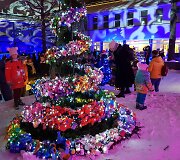 Paupių bendruomenės eglutė i&scaron; žaislų.