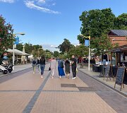 Palangoje ketvirtadienio vakarą &ndash; J.Basanavičiaus gatvėje jau zuja poilsiautojai. Savaitgalį jų laukiama dar daugiau.