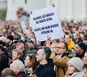Vilniaus Katedros aik&scaron;tėje surengta protesto akcija &bdquo;&Scaron;alin rankas nuo laisvo žodžio&ldquo;