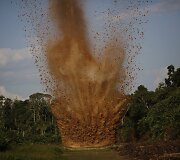 Peru pareigūnai sprogdina džiunglėse surastą pakilimo taką
