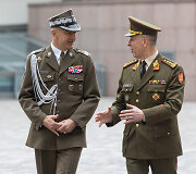 Oficiali Lenkijos kariuomenės Generalinio &scaron;tabo vir&scaron;ininko generolo Rajmund T. Andrzejczak pasitikimo ceremonija