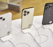 Naujausią &bdquo;iPhone 14&ldquo; skubėjo įsigyti naktį
